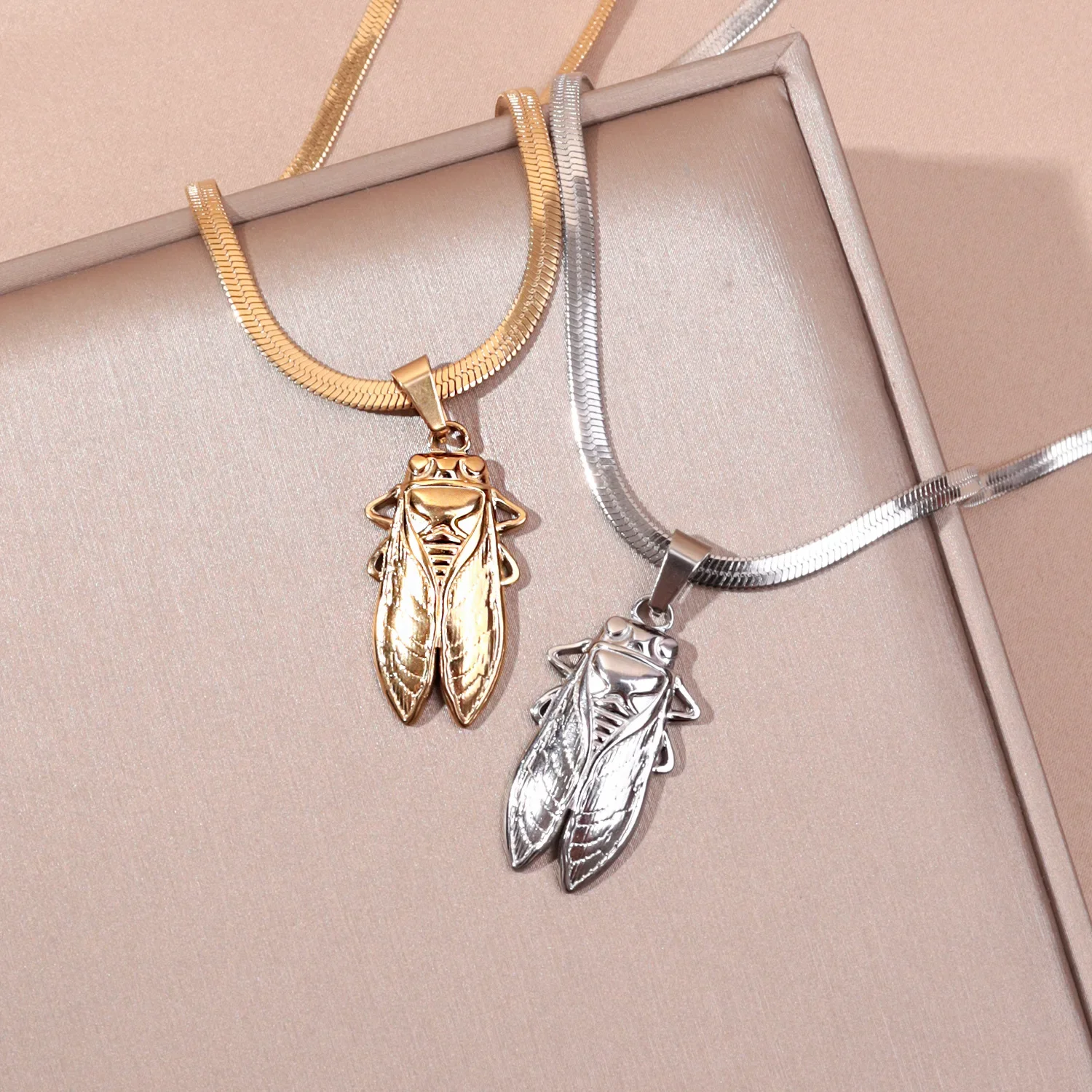 Tour de cou doré antique en ac - Vintage Fashion Bug avis et prix